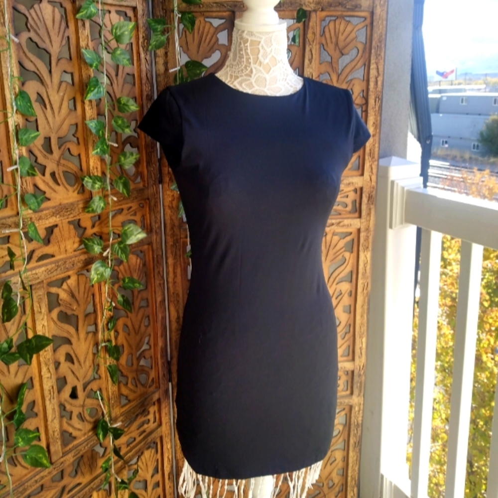 Little black dress, Poster Girl, L